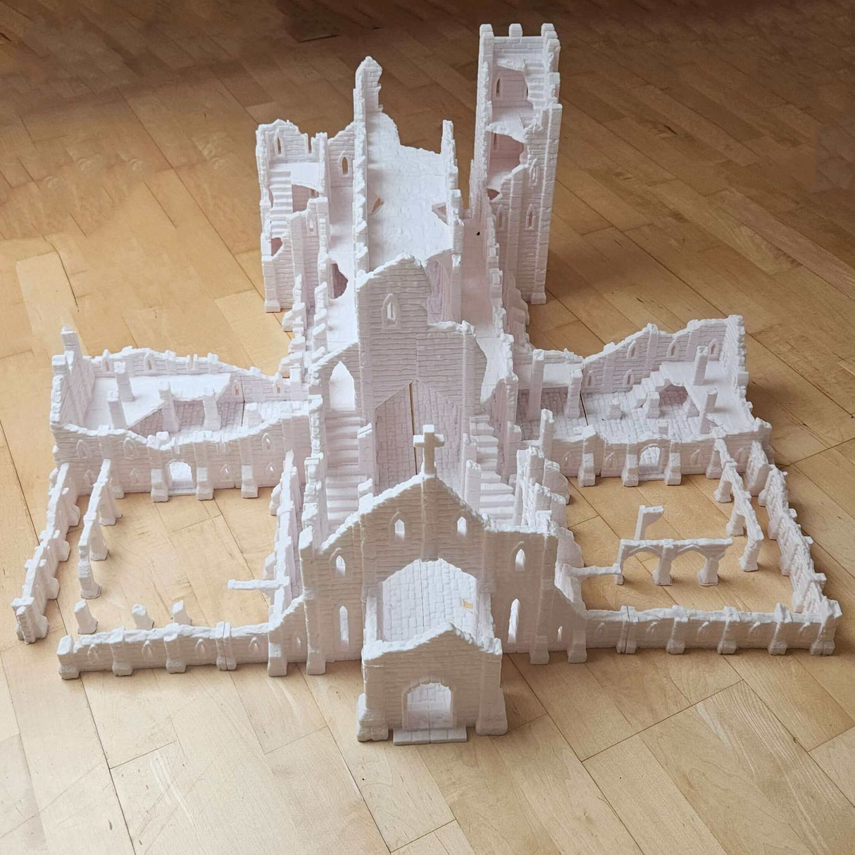 Unmontierte Teile des Ruined Monastery 3D-gedruckten Tabletop-Terrains