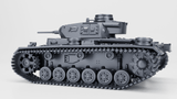 Panzer III Ausf. G Modell in Grau, Seiteansicht, zeigt Details des Panzers und seine Laufwerke.