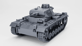 Modell des Panzer III Ausf. G mit Winterketten, detailgetreu in grauer Farbgebung dargestellt.