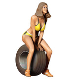 Miniatur Pit Girl auf Reifen für Modellbau