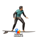 Surf-Figur begleitet Surferin beim Wellenreiten