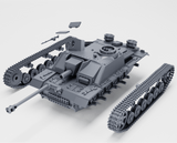 Detailansicht des Sturmgeschütz III Ausf. G (Frühversion) mit demontierten Komponenten und Ketten.