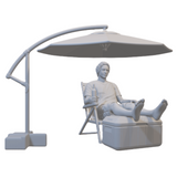 Miniaturfigur von einem Mann auf einem Sonnenstuhl