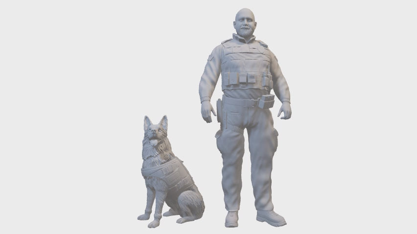 Officier de police avec figurine miniature de chien 